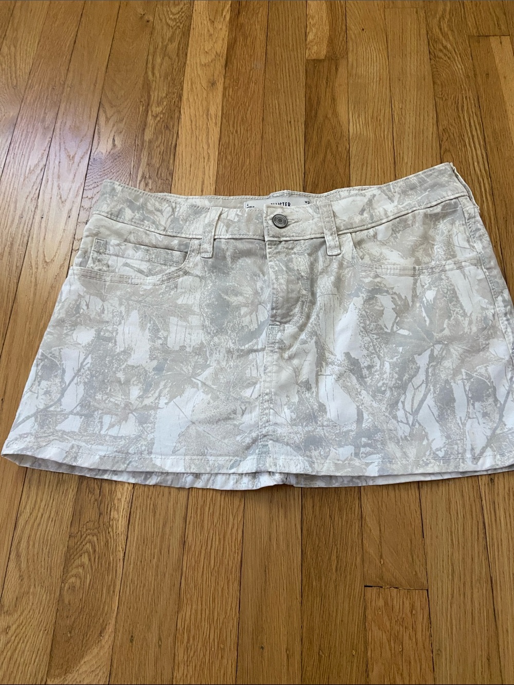 Hollister White and Beige Leaf-Print Mini Skirt